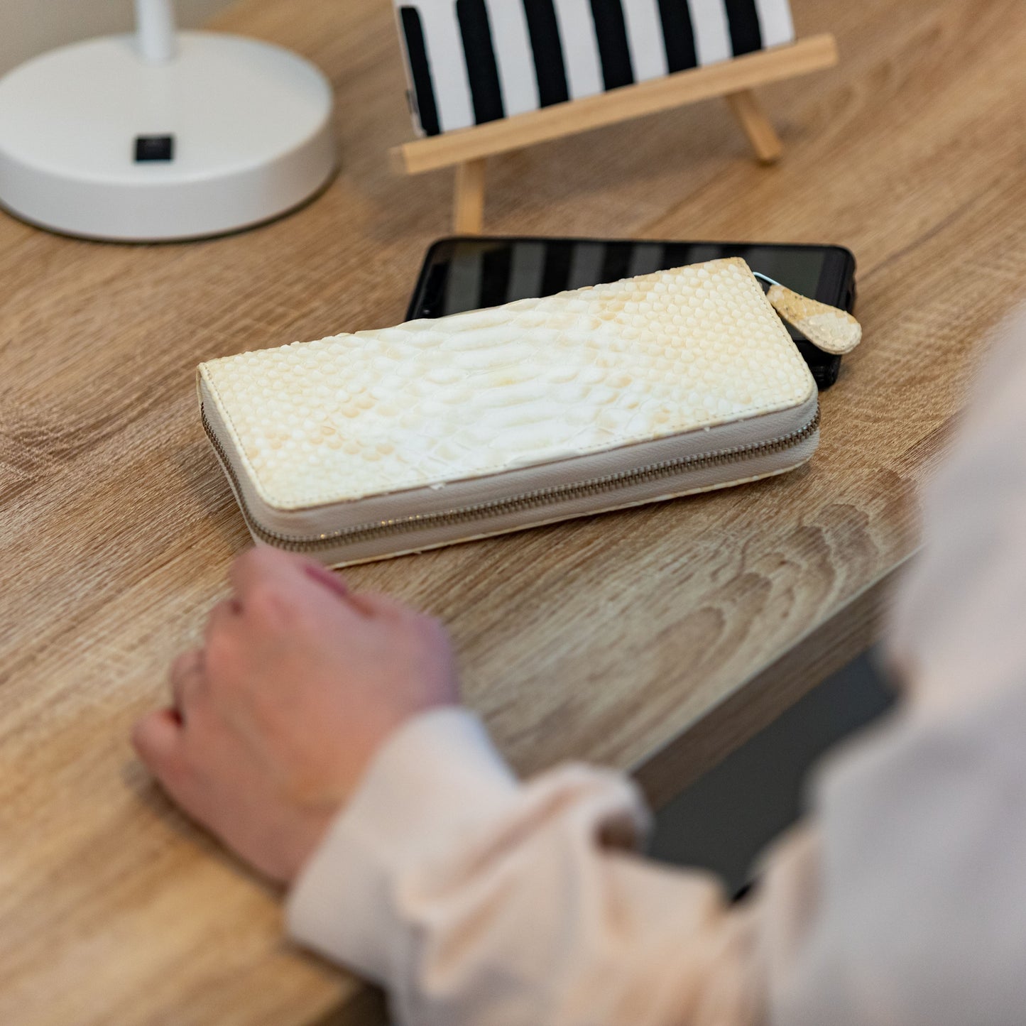 【在庫品】和トモス:白牛革!本格ダイヤモンドパイソン長財布。ホワイト柄で初登場!(DYY-003)