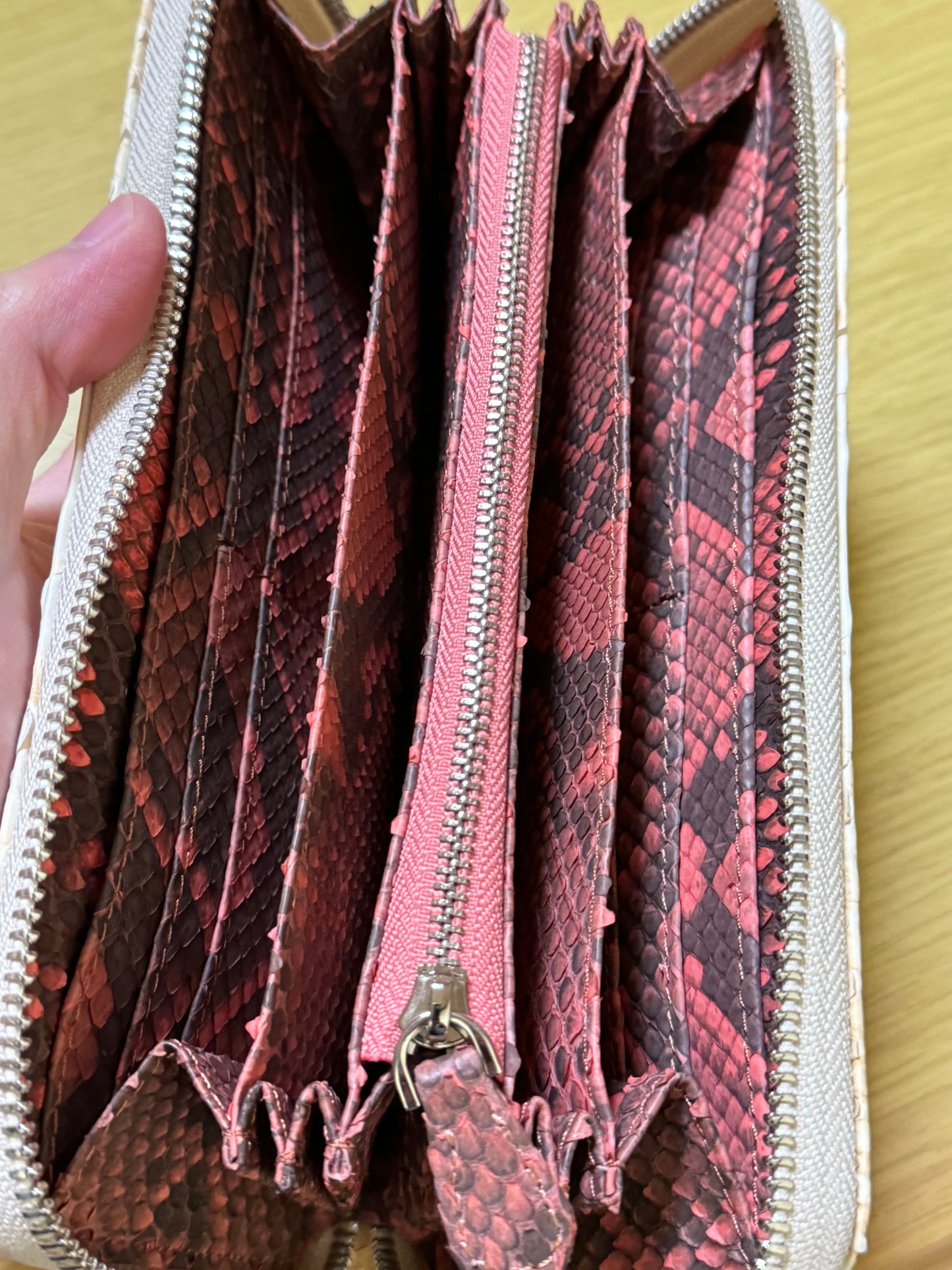 【値下げ】【アウトレット品】和トモス:本格ホワイトパイソン長財布。バックカット&内部は赤。※開封品、めくれ、色合い若干悪い