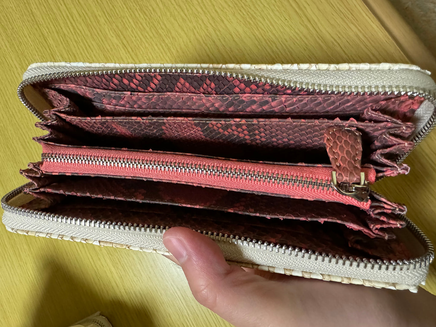 【値下げ】【アウトレット品】和トモス:本格ホワイトパイソン長財布。フロントカット&赤。バックカット&内部は赤。※開封品、色合い