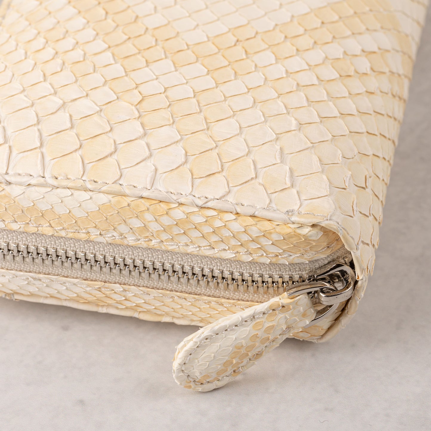 【在庫品】和トモス:本格ホワイトパイソン長財布。内部は赤とピンク。特殊構造でついに販売!(DYY-008)