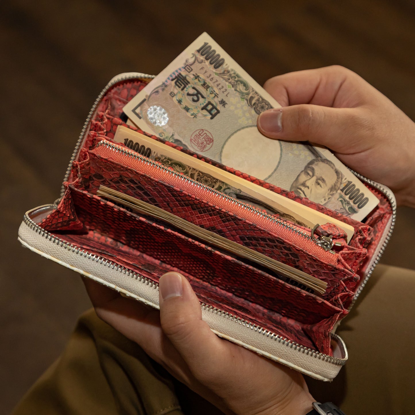 【在庫品】和トモス：本格ホワイトパイソン長財布。内部は赤とピンク。特殊構造でついに販売！（DYY-008)
