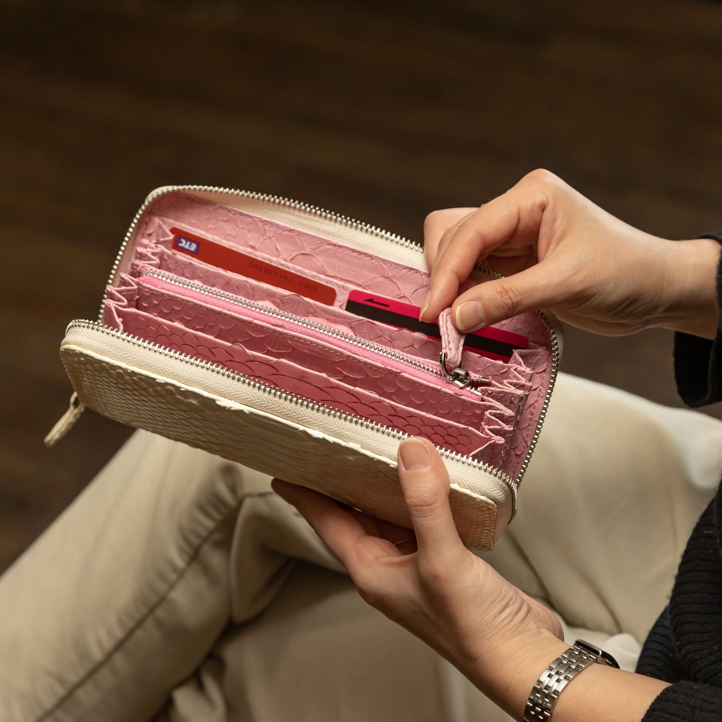 【在庫品】和トモス：本格ホワイトパイソン長財布。内部は赤とピンク。特殊構造でついに販売！（DYY-008)