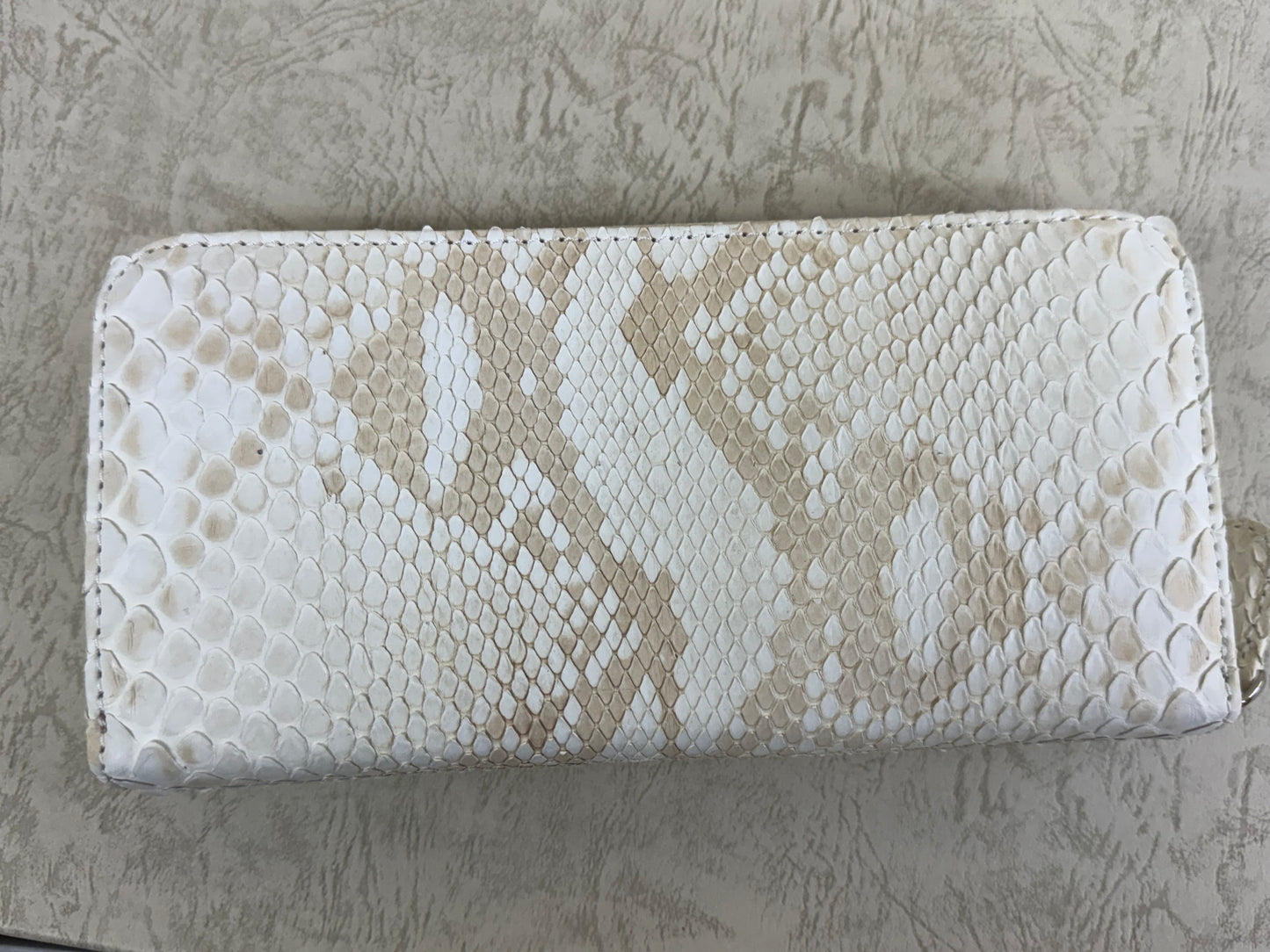 【値下げ】【アウトレット品】和トモス：本格ホワイトパイソン長財布。フロントカット＆内部は赤。※開封品、穴あき