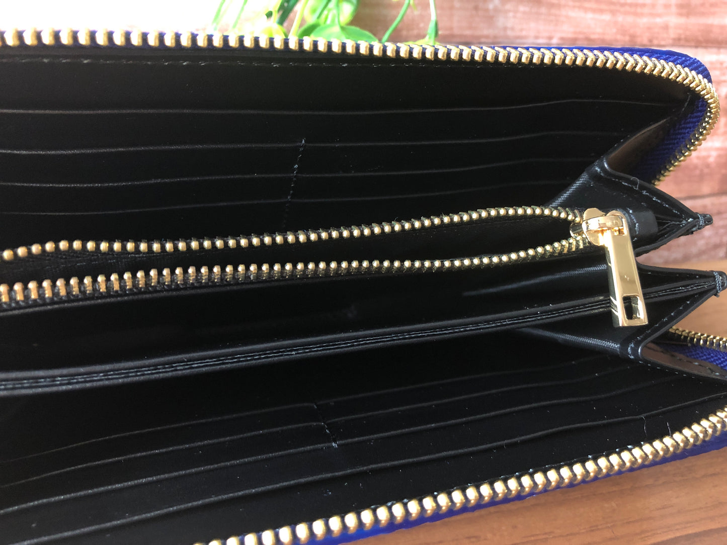 和トモス：ネイビーリザードの長財布。内部は黒合皮仕様（LLZ-003)