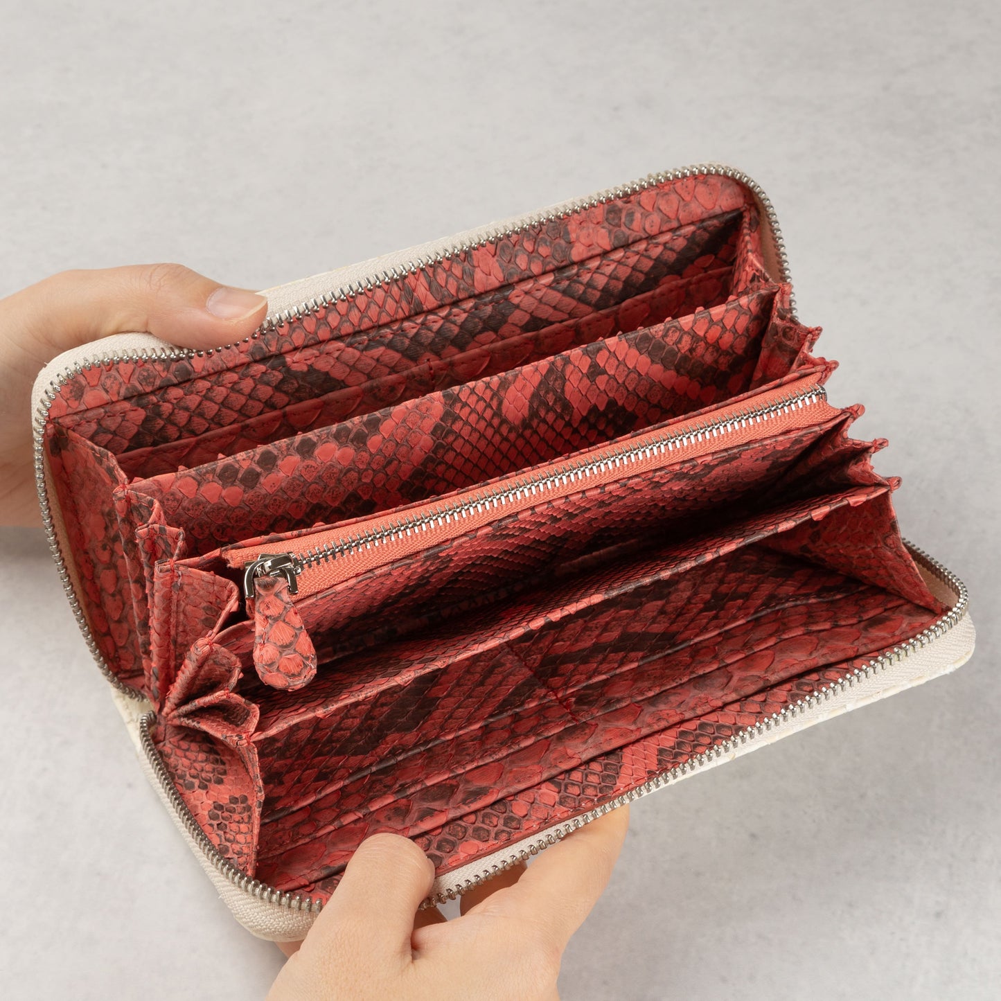 【在庫品】和トモス：本格ホワイトパイソン長財布。内部は赤とピンク。特殊構造でついに販売！（DYY-008)