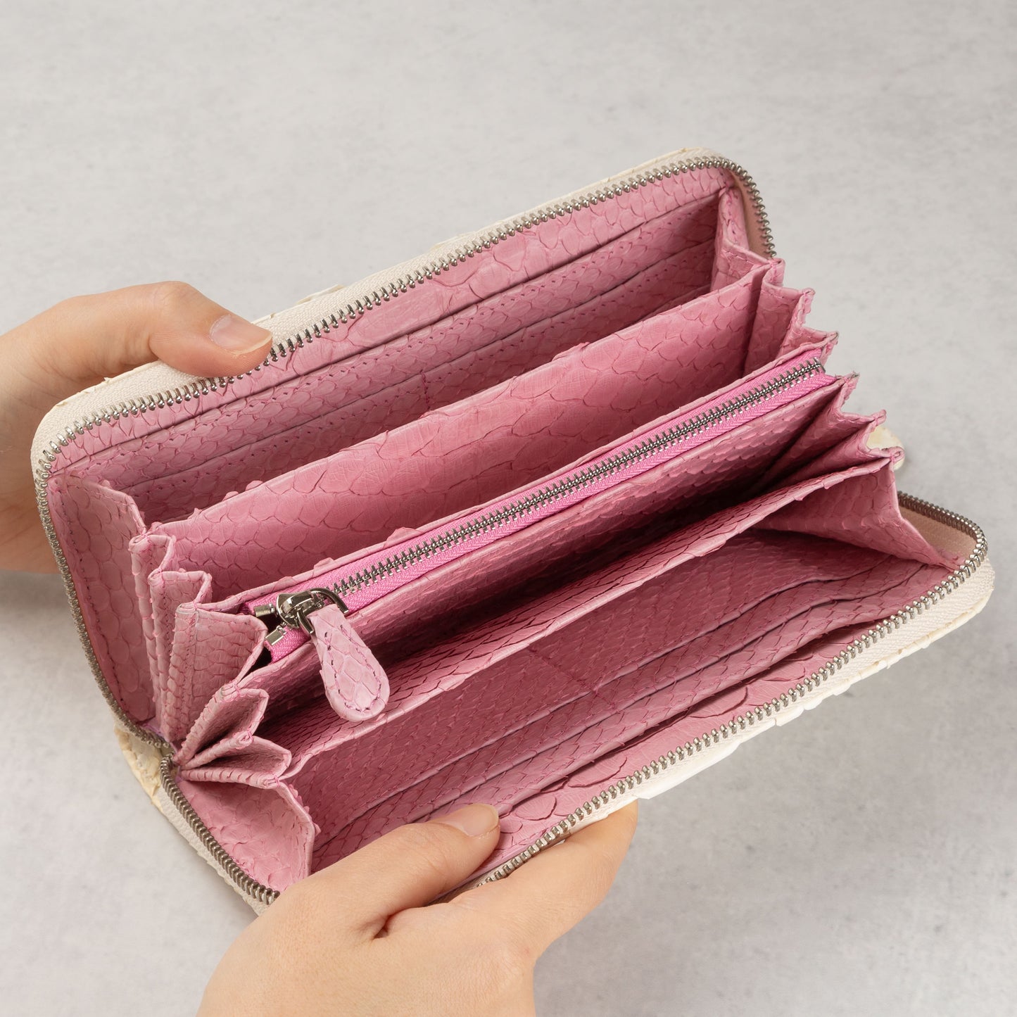 【在庫品】和トモス：本格ホワイトパイソン長財布。内部は赤とピンク。特殊構造でついに販売！（DYY-008)