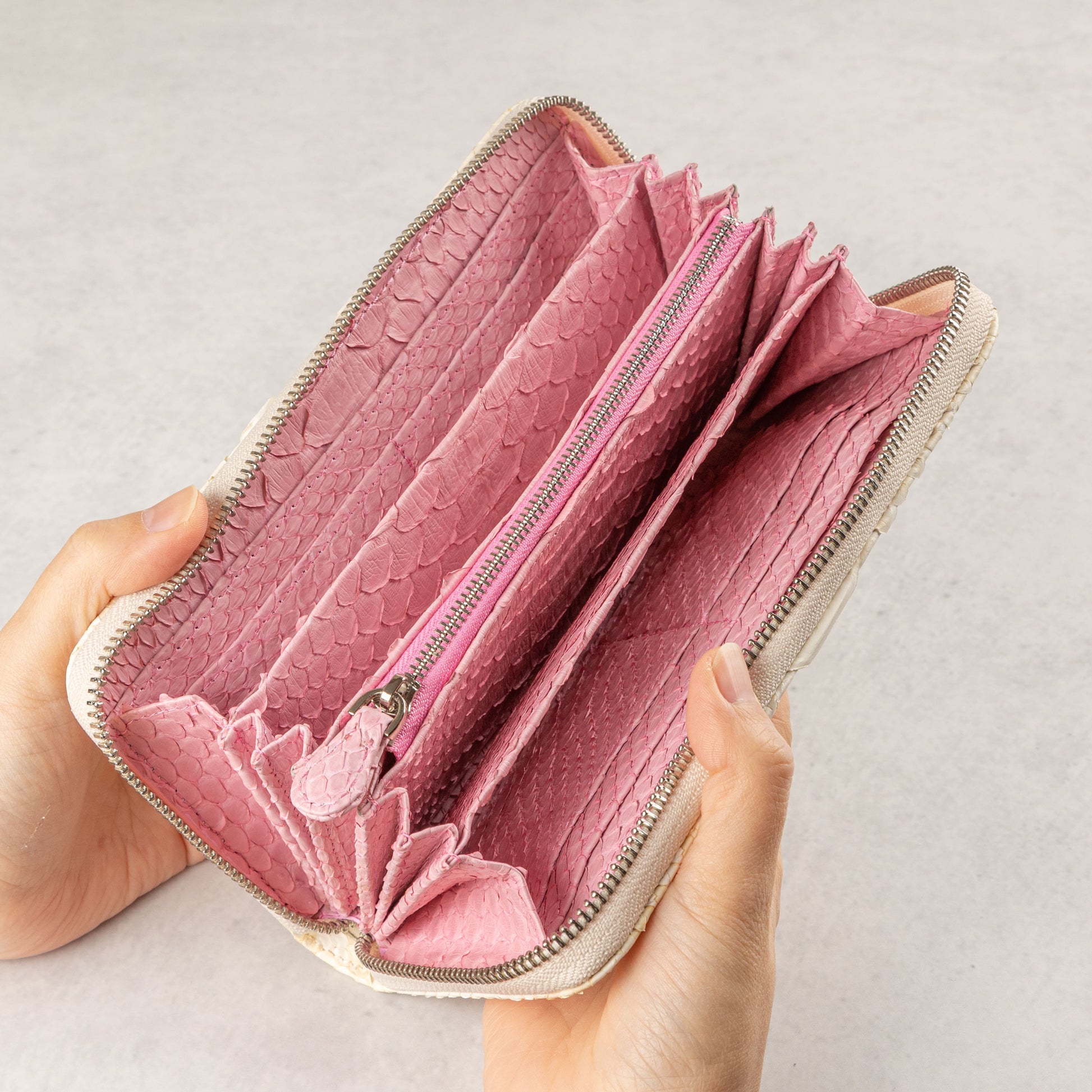 【予約用】和トモス：本格ホワイトパイソン長財布。内部は赤とピンク。特殊構造でついに販売！（DYY-008)