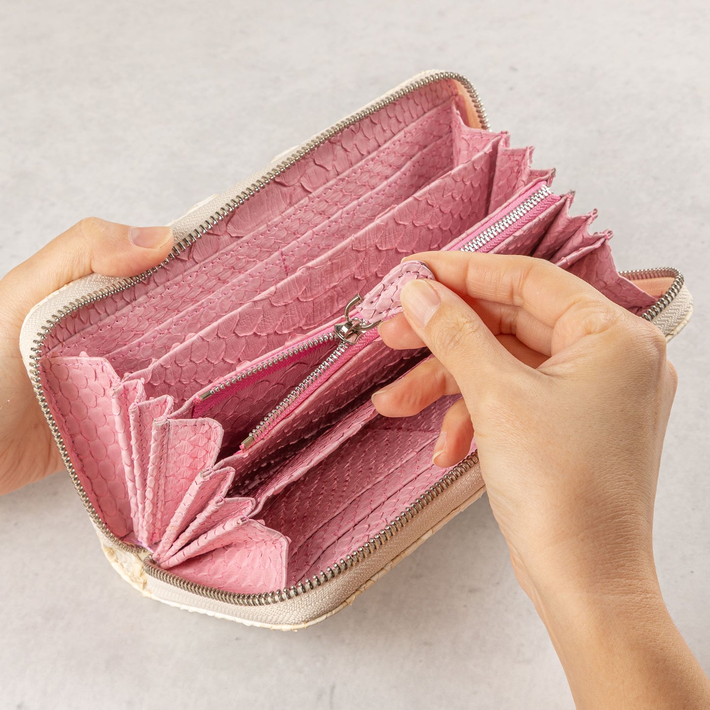【在庫品】和トモス：本格ホワイトパイソン長財布。内部は赤とピンク。特殊構造でついに販売！（DYY-008)